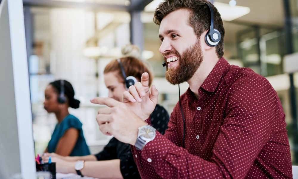 What is the difference between a voicemail and an answering service?