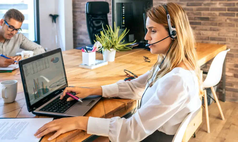 Elevate Patient Care with 24/7 Call Answering and Real-Time Chat Support for Hospitals